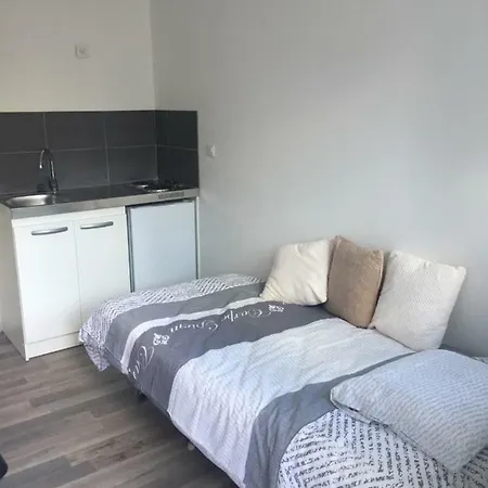 Iago ,gare Et Aeroport A Proximite *