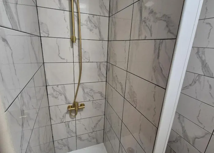 Iago ,gare Et Aeroport A Proximite *