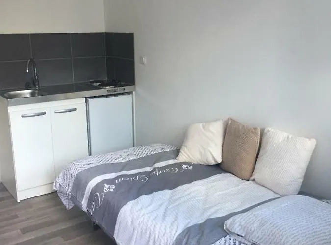 Iago ,gare Et Aeroport A Proximite *